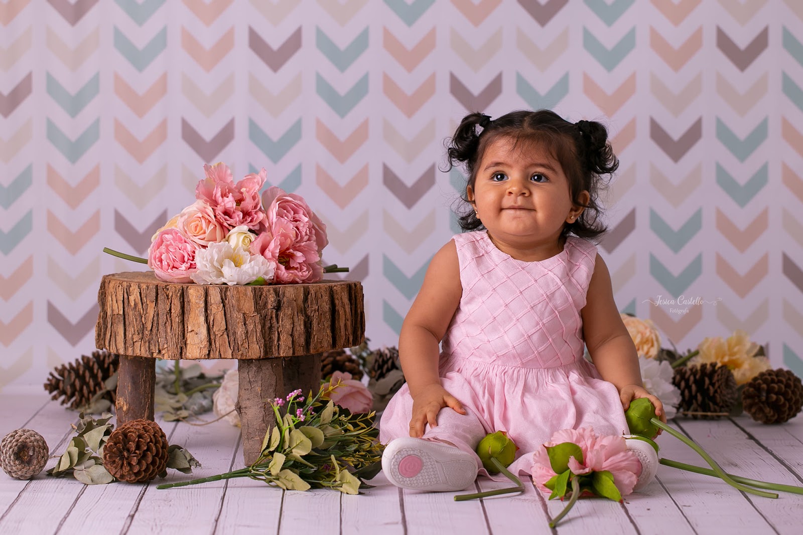 Sesión de fotos a bebé rodeada de flores, por Jesica Castello Fotografía